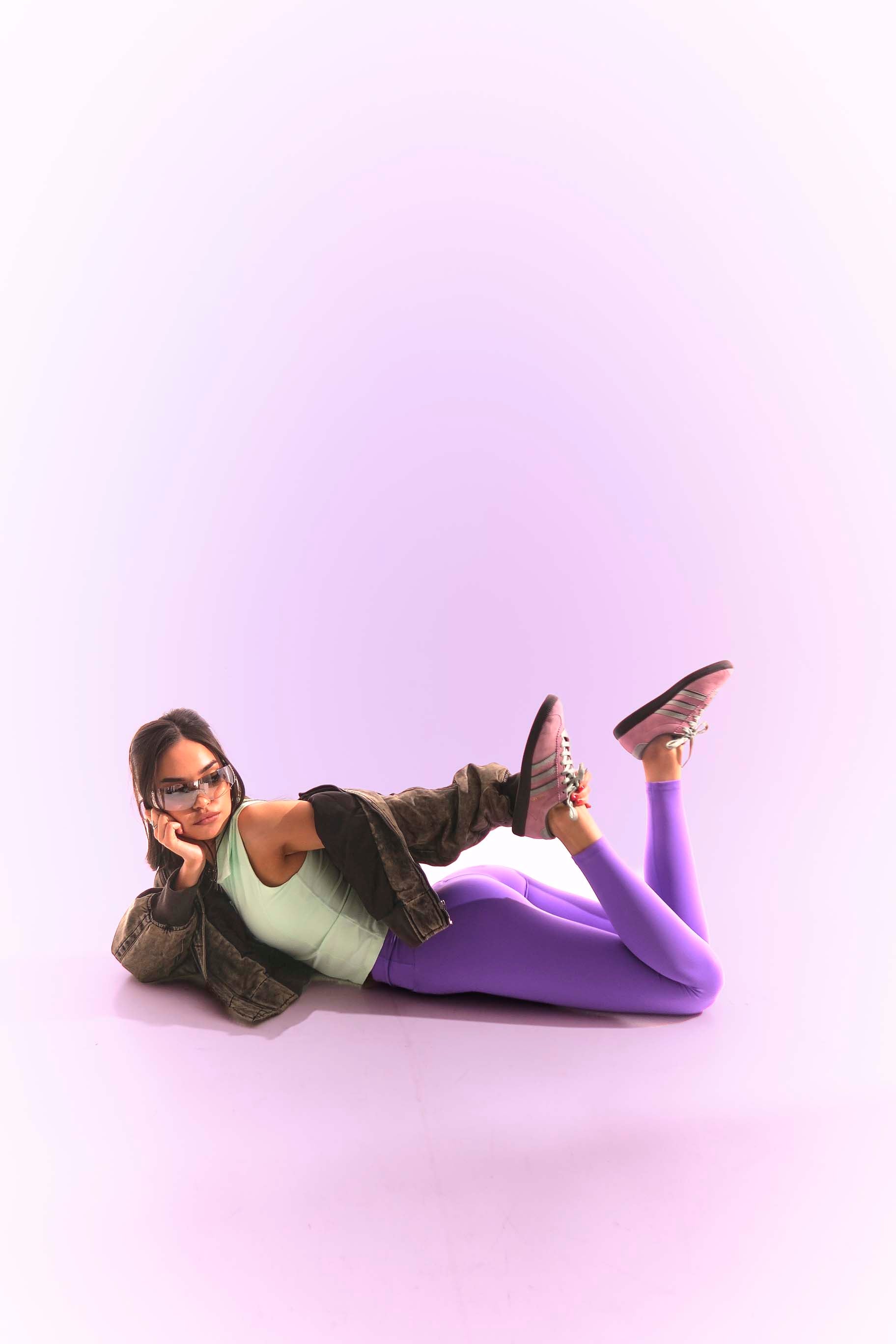 VividFlow V-Cut Purple Leggings